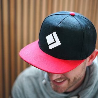 Mann trägt Cap mit dem HECHT-Logo