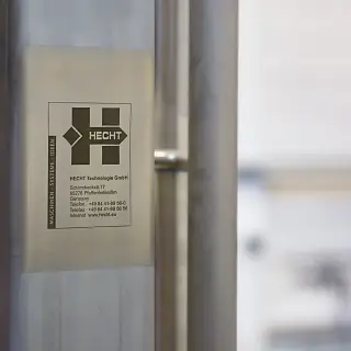 Beschriftung einer Maschine mit dem Firmenlogo von HECHT